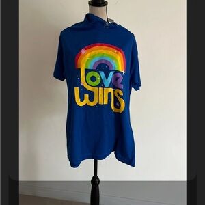 NWT t shirt medium love wins stretchy T97